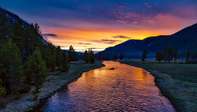 yellowstonský národní park a západ slunce